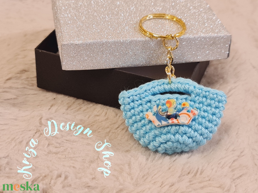 Kézműves horgolt  kulcstartó - Shopping bag (Királynő kirona gomb dekorációval - 2026.)  - táska & tok - kulcstartó & táskadísz - kulcstartó - Meska.hu