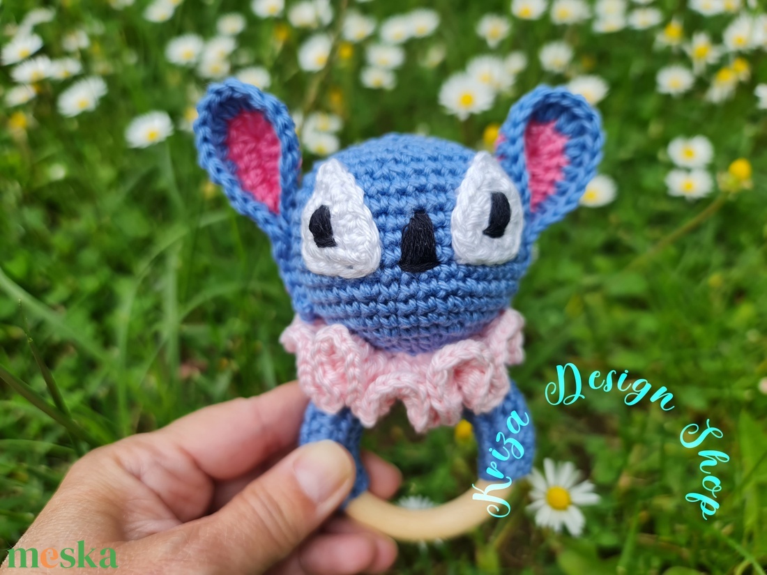 Kézműves horgolt kabala figurás csörgő rágóka (Stitch) - baba - mama - baba játékok - csörgő - Meska.hu