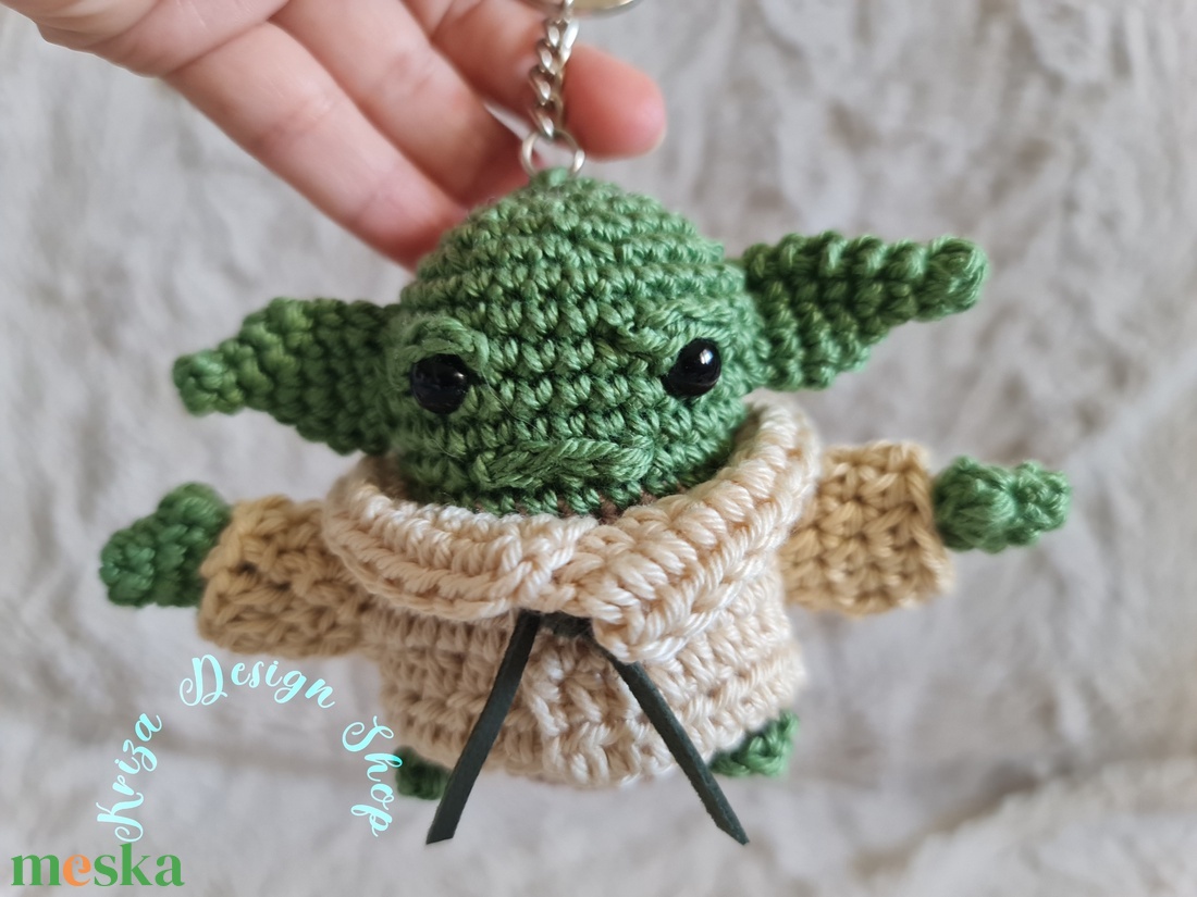 Kézműves horgolt kabala figurás kulcstartó - Mini Grogu - játék & sport - plüssállat & játékfigura - plüss mesefigurák - Meska.hu