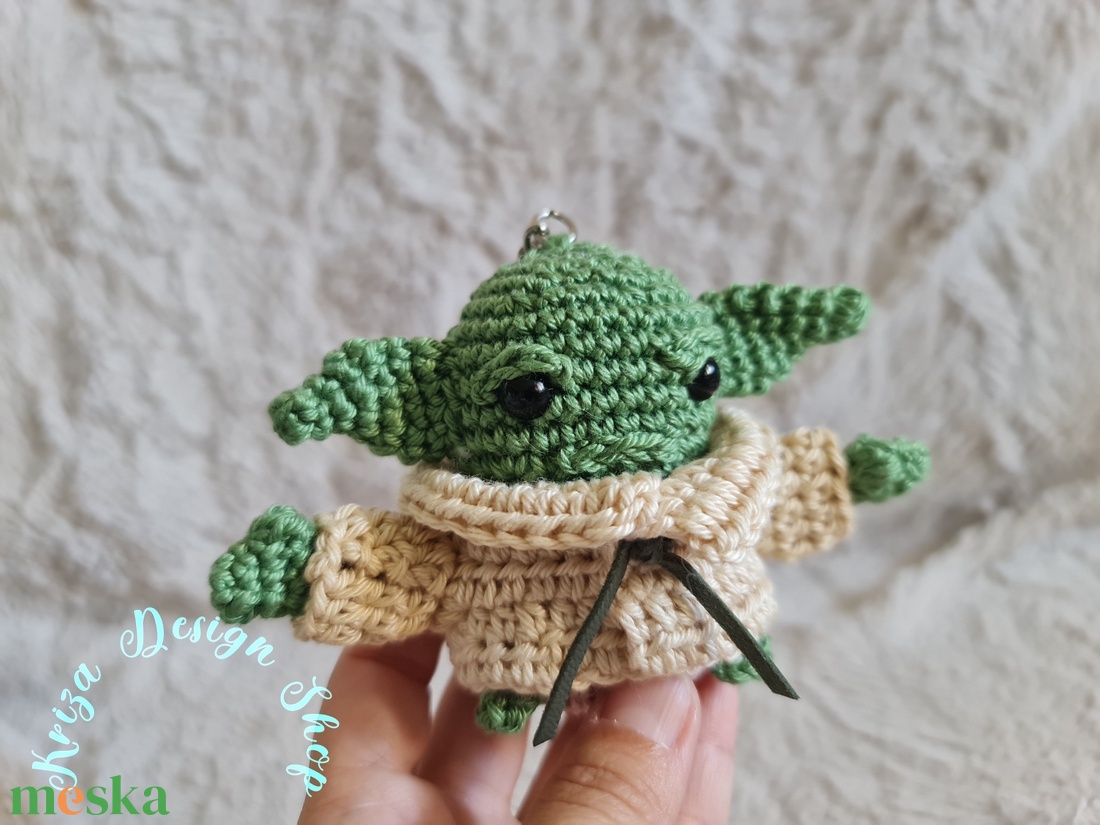 Kézműves horgolt kabala figurás kulcstartó - Mini Grogu - játék & sport - plüssállat & játékfigura - plüss mesefigurák - Meska.hu