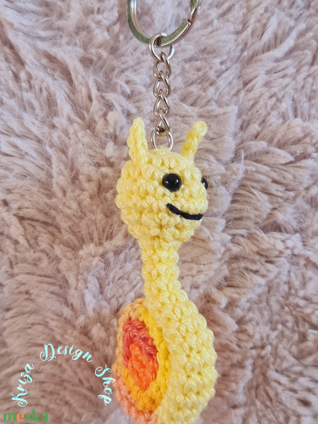 Kézműves horgolt kabalafigurás kulcstartó - Mini csiga (Móric) - táska & tok - kulcstartó & táskadísz - kulcstartó - Meska.hu