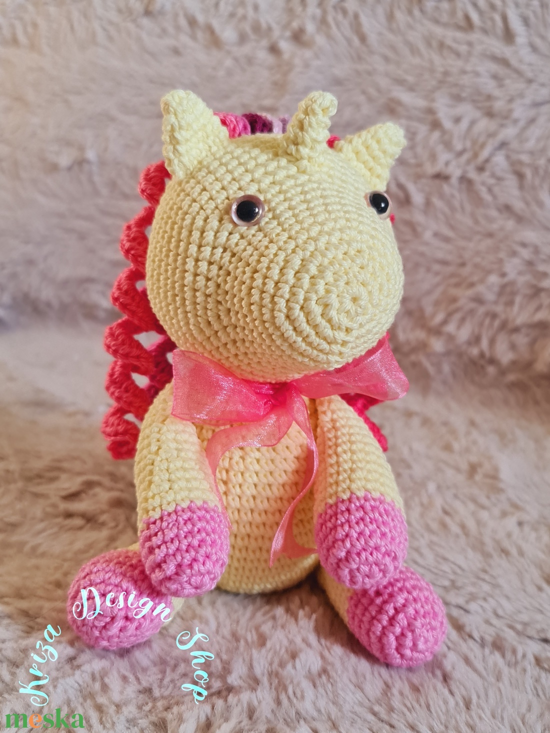 Kézműves horgolt kabala figura - Polly unikornis ('26 pink vanília design) - játék & sport - plüssállat & játékfigura - unikornis - Meska.hu