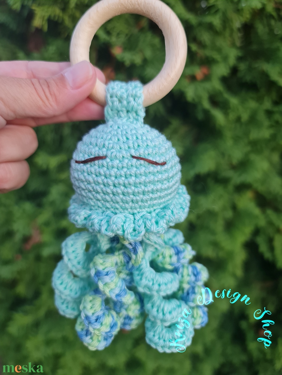 Kézműves horgolt kabala figurás csörgő rágóka (Mini medúzás menta színben) - baba - mama - baba játékok - csörgő - Meska.hu