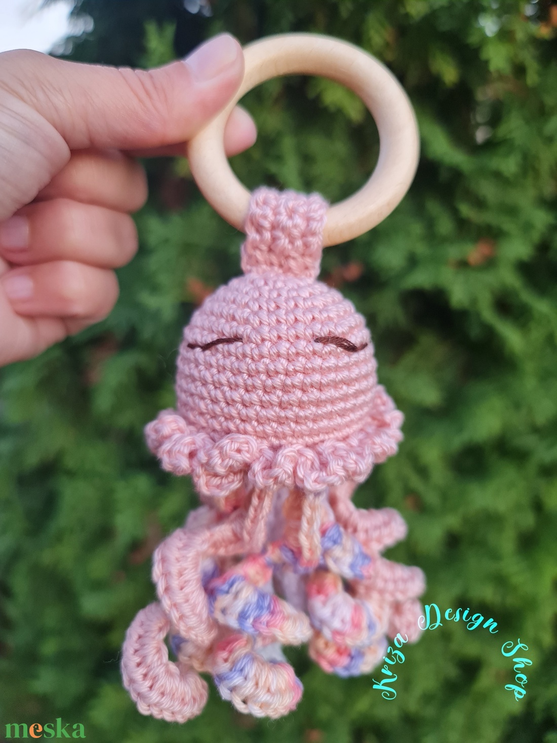 Kézműves horgolt kabala figurás csörgő rágóka (Mini polipos vintage rose színben) - baba - mama - baba játékok - csörgő - Meska.hu