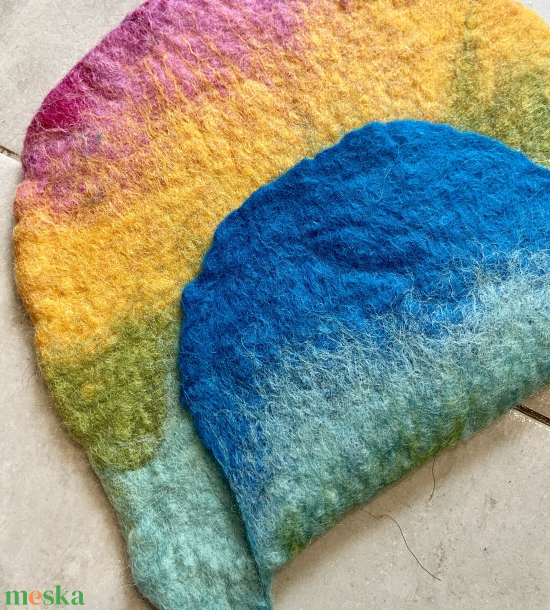 Szivárványszínű nemez oldaltáska - táska & tok - kézitáska & válltáska - válltáska - Meska.hu