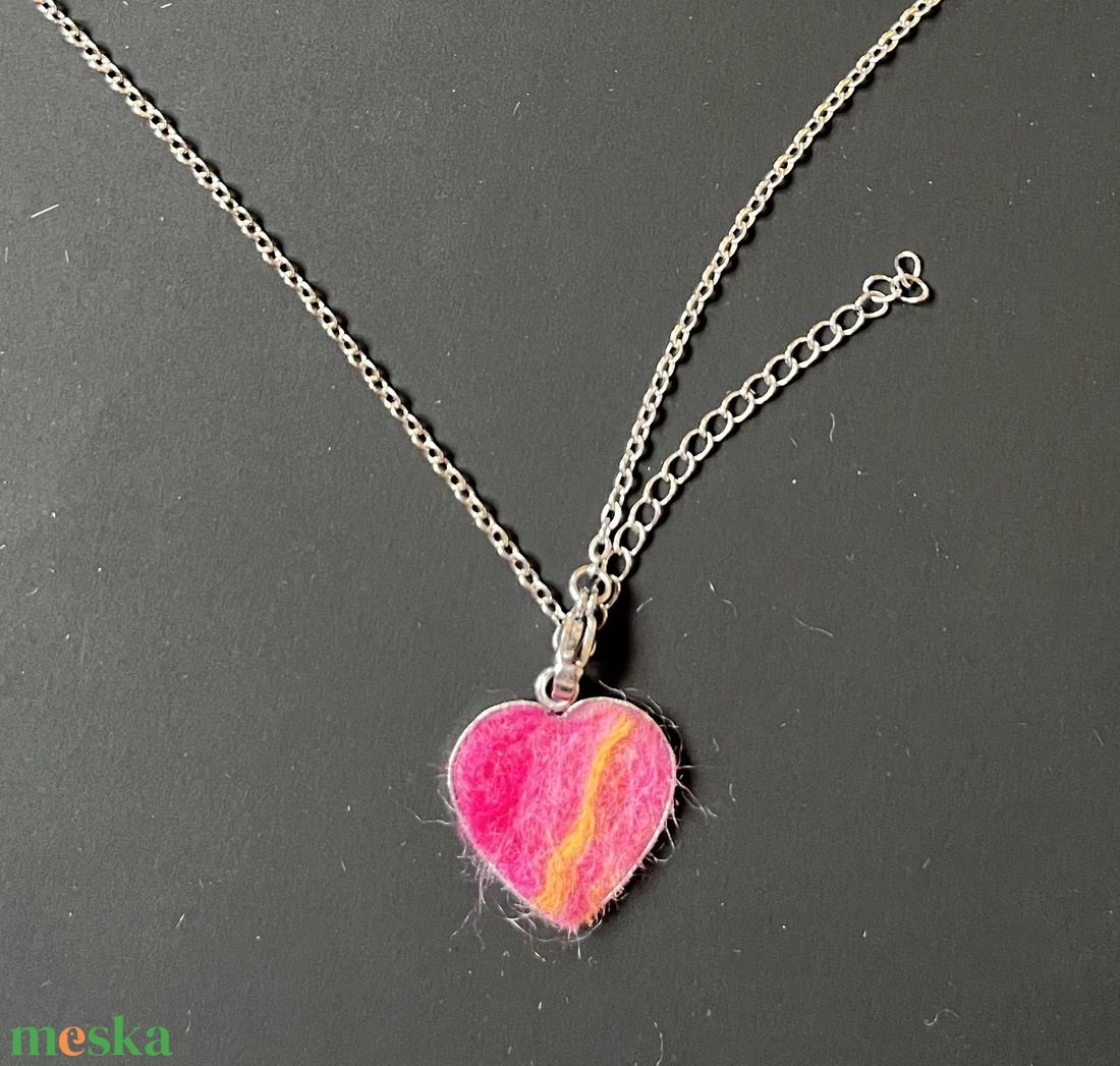 Gyapjú szív medál - ékszer - nyaklánc - medálos nyaklánc - Meska.hu