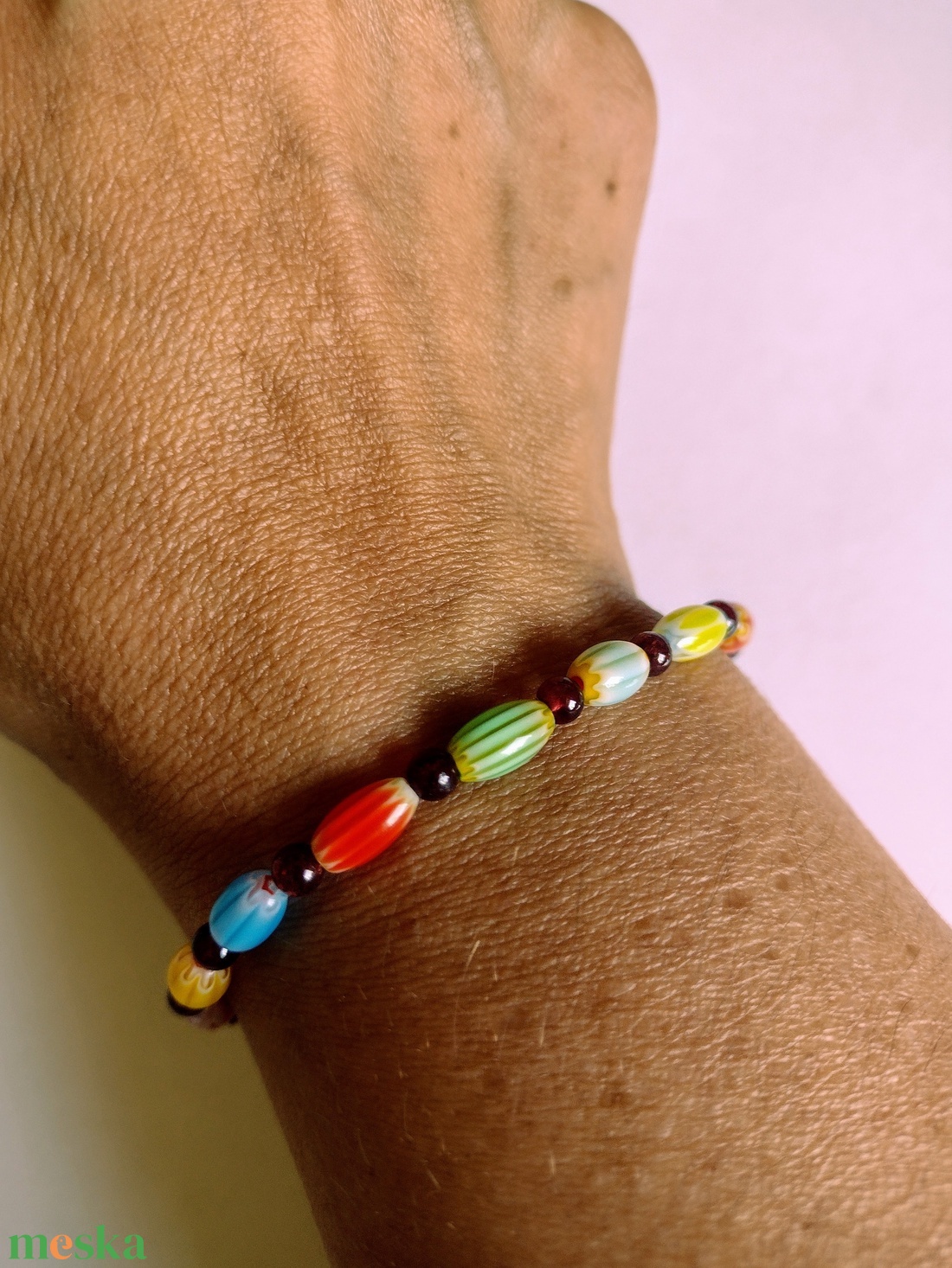 Gránát-üveggyöngy vékony színes ásványkarkötő - ékszer - karkötő - gyöngyös karkötő - Meska.hu