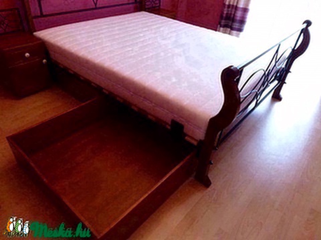 Kovácsoltvas ágy /tölgy fa lábakkal/. -  - Meska.hu