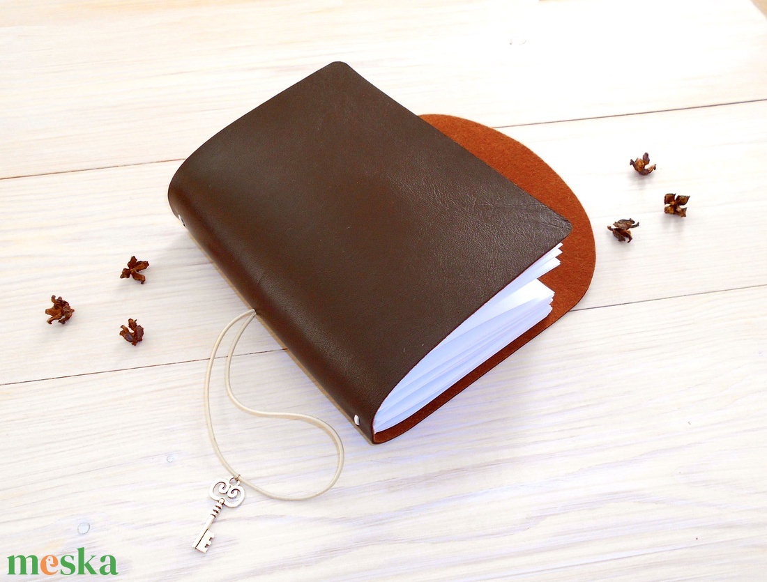TITKOK KULCSA - Cserélhető füzetes valódi bőr borítású utazónapló A5 méretben - 4 db sima füzetet tartalmaz a csomag - otthon & életmód - papír, írószer - jegyzetfüzet & napló - Meska.hu