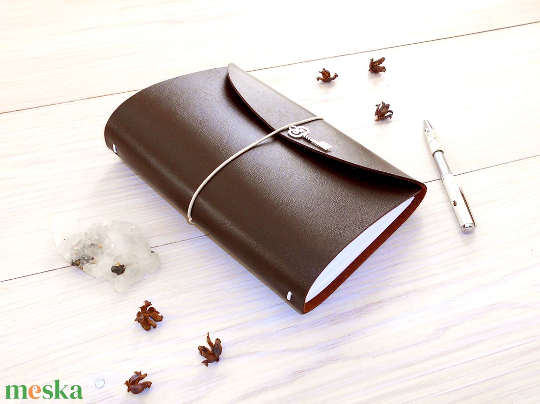 TITKOK KULCSA - Cserélhető füzetes valódi bőr borítású utazónapló A5 méretben - 4 db sima füzetet tartalmaz a csomag - otthon & életmód - papír, írószer - jegyzetfüzet & napló - Meska.hu