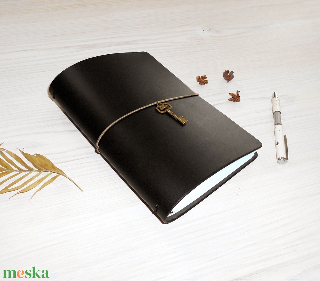 TITKOK KULCSA - Cserélhető füzetes valódi bőr borítású utazónapló A5 méretben - 4 db sima füzetet tartalmaz a csomag - otthon & életmód - papír, írószer - jegyzetfüzet & napló - Meska.hu