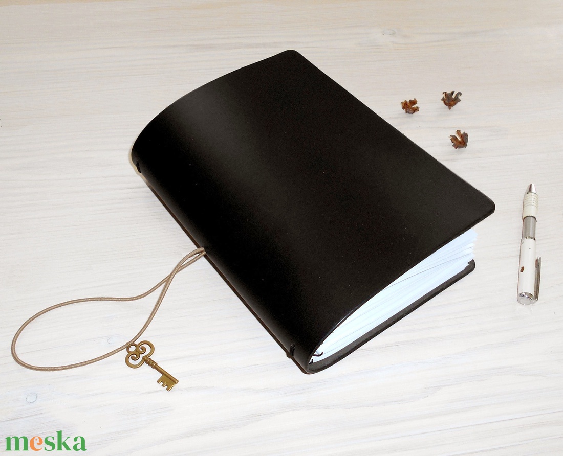 TITKOK KULCSA - Cserélhető füzetes valódi bőr borítású utazónapló A5 méretben - 4 db sima füzetet tartalmaz a csomag - otthon & életmód - papír, írószer - jegyzetfüzet & napló - Meska.hu