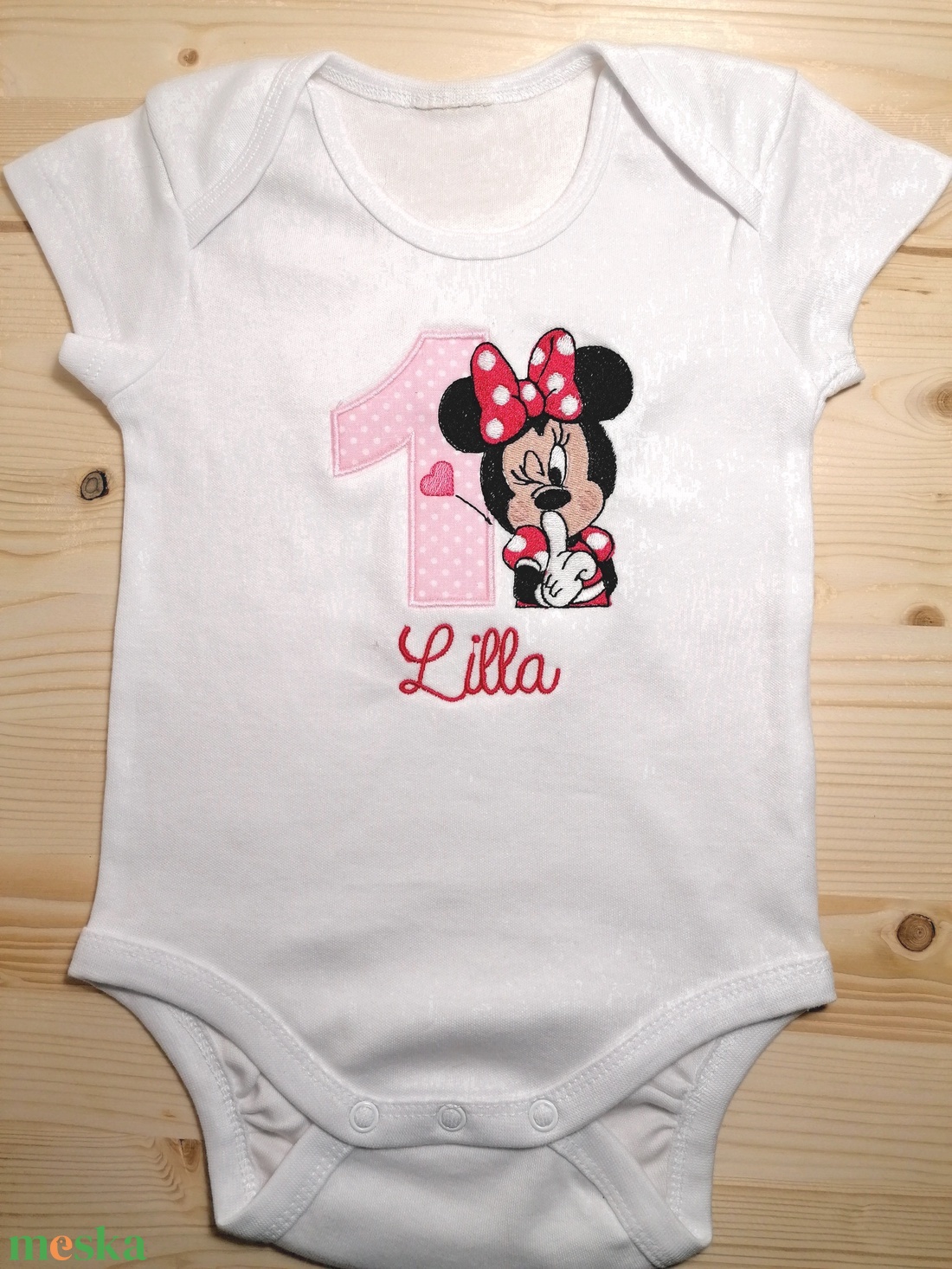 Hímzett névvel és Minnie egér mintával ellátott, 100% pamut body - ruha & divat - babaruha & gyerekruha - body - Meska.hu Hímzett névvel és Minnie egér mintával ellátott, 100% pamut body - ruha & divat - babaruha & gyerekruha - body - Meska.hu