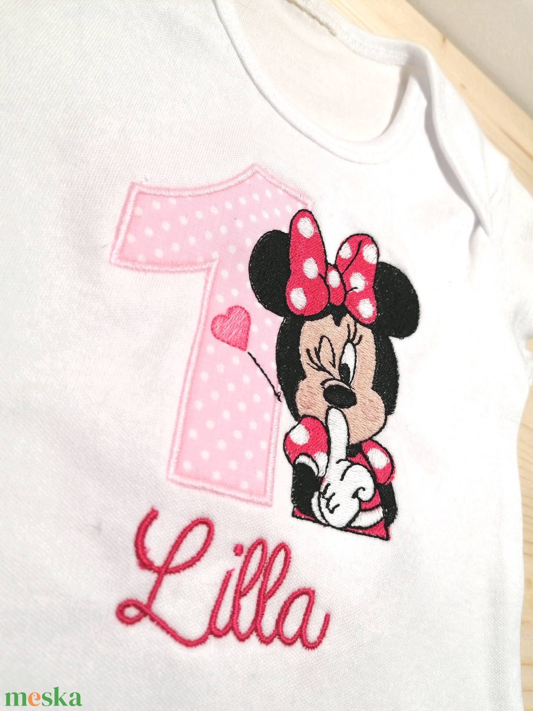 Hímzett névvel és Minnie egér mintával ellátott, 100% pamut body - ruha & divat - babaruha & gyerekruha - body - Meska.hu Hímzett névvel és Minnie egér mintával ellátott, 100% pamut body - ruha & divat - babaruha & gyerekruha - body - Meska.hu