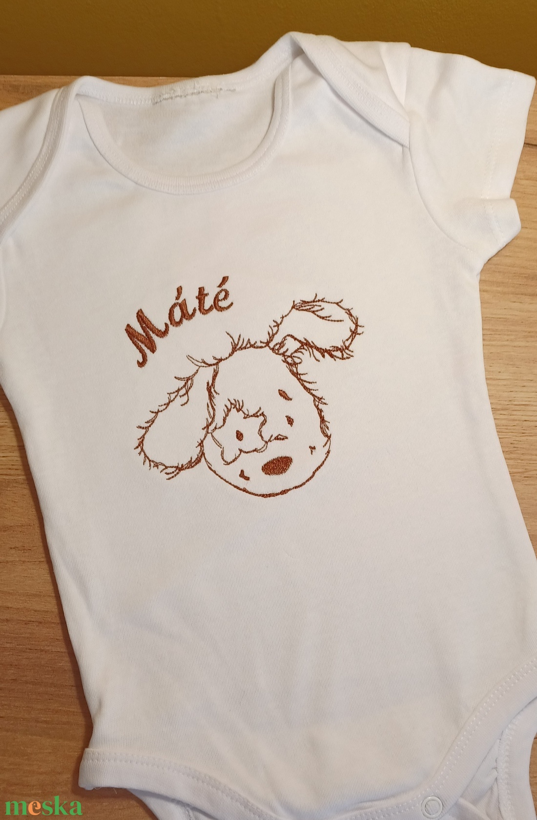 Hímzett, kutyuskás mintával és picurka nevével ellátott, fehér, 100% pamut body - ruha & divat - babaruha & gyerekruha - body - Meska.hu Hímzett, kutyuskás mintával és picurka nevével ellátott, fehér, 100% pamut body - ruha & divat - babaruha & gyerekruha - body - Meska.hu