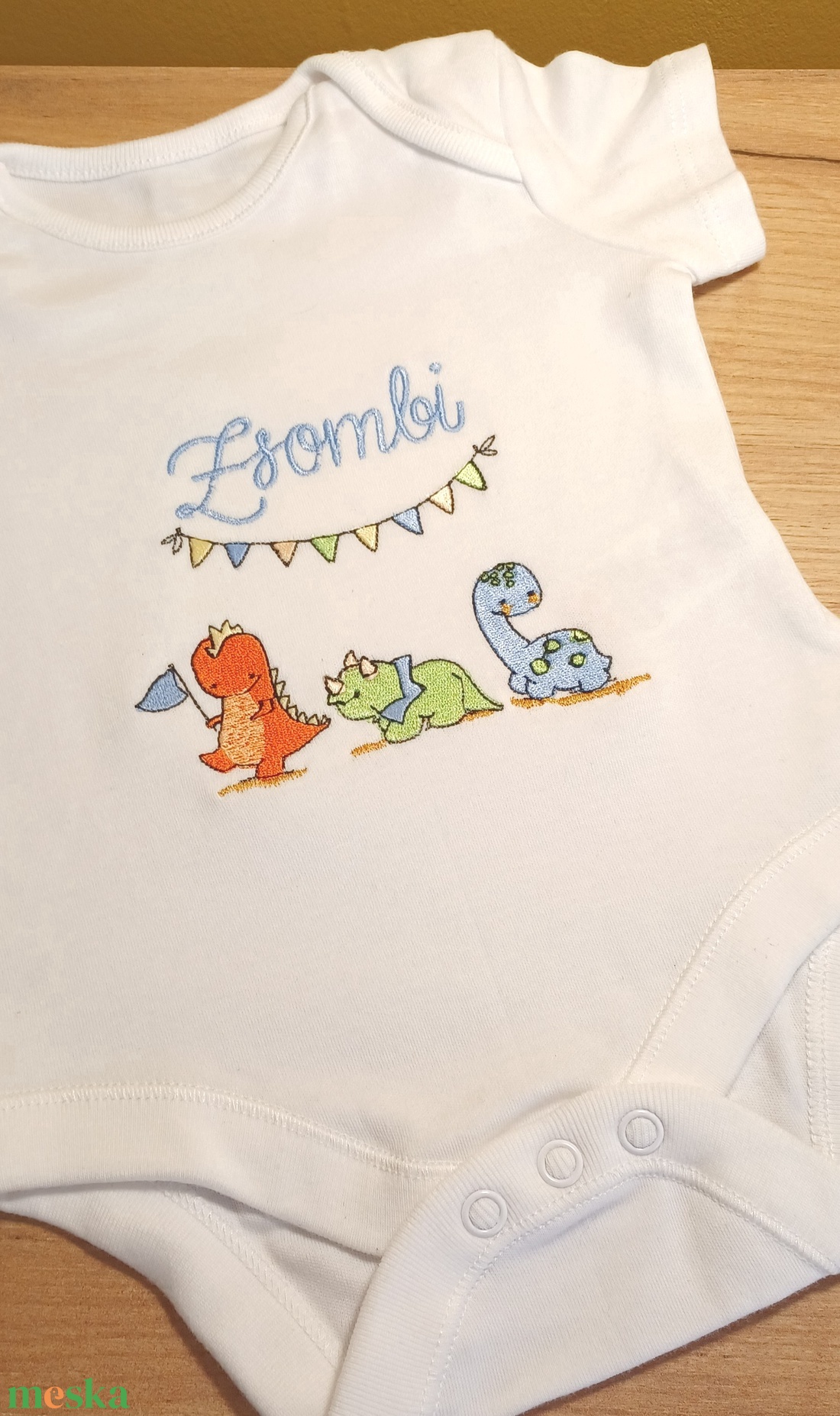 Hímzett, dínós mintával és picurka nevével ellátott, 100% pamut body - ruha & divat - babaruha & gyerekruha - body - Meska.hu Hímzett, dínós mintával és picurka nevével ellátott, 100% pamut body - ruha & divat - babaruha & gyerekruha - body - Meska.hu
