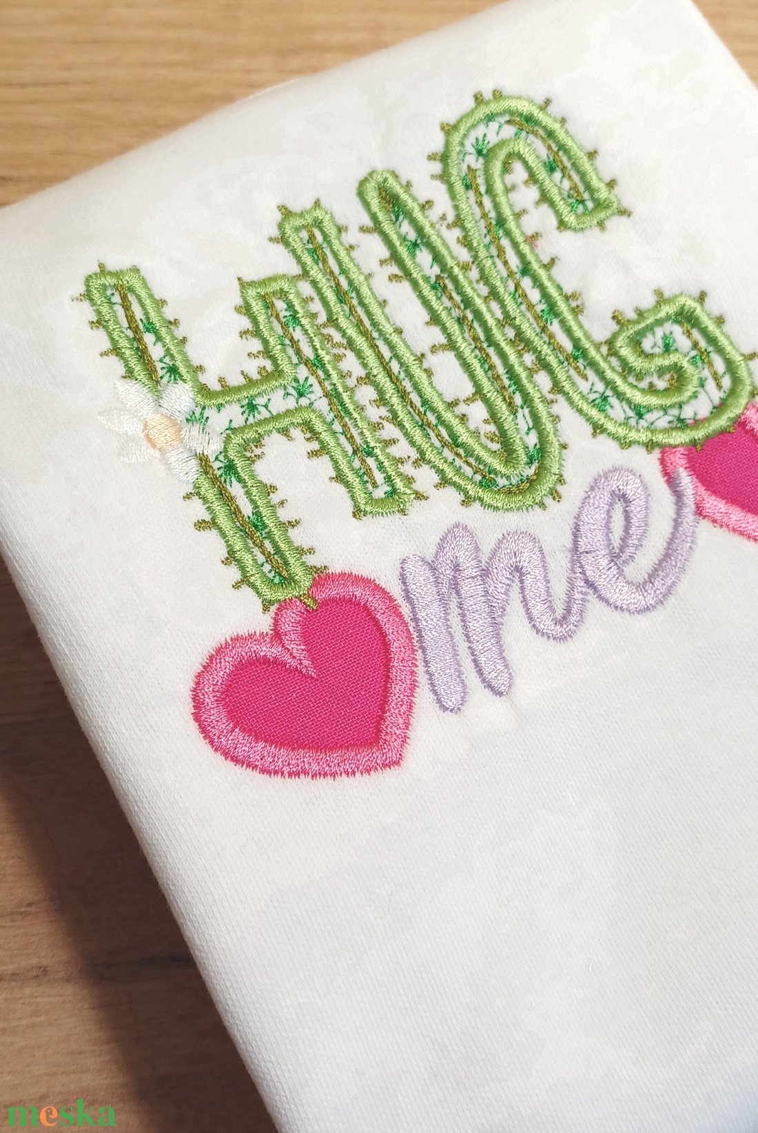 Hímzett, kaktuszos 'ölelj meg!' mintával ellátott, 100% pamut body - ruha & divat - babaruha & gyerekruha - body - Meska.hu Hímzett, kaktuszos 'ölelj meg!' mintával ellátott, 100% pamut body - ruha & divat - babaruha & gyerekruha - body - Meska.hu
