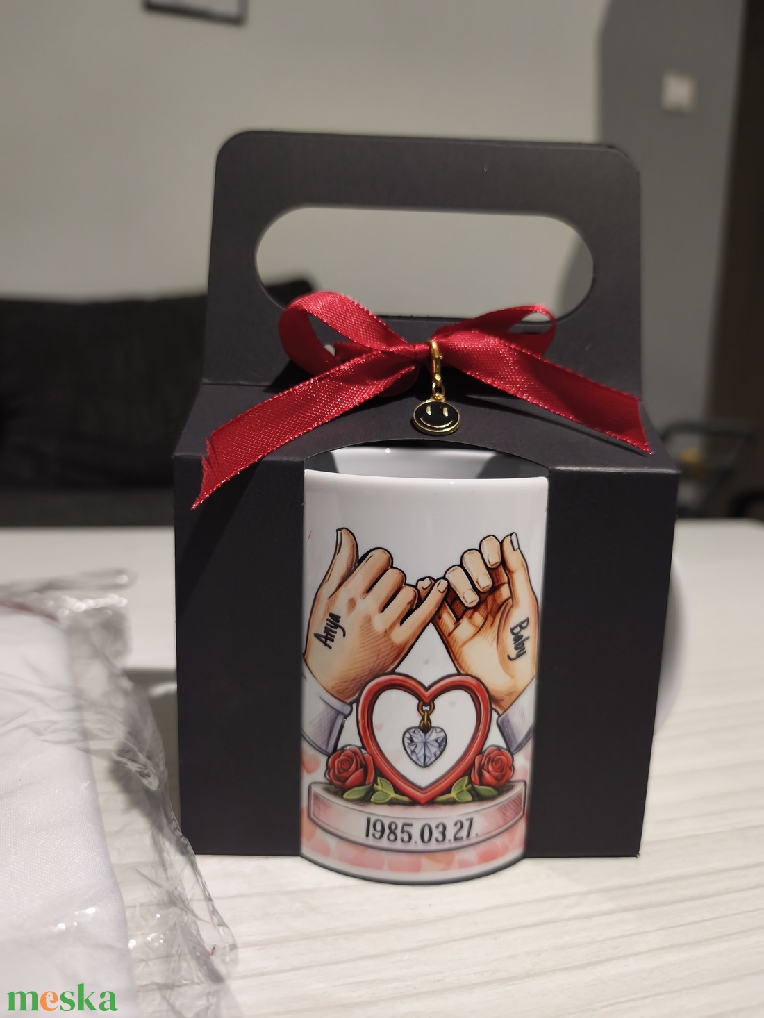 Egyedi bögre Fekete/barna díszdobozban  - otthon & életmód - konyhafelszerelés, tálalás - tálalás - bögre & csésze - Meska.hu