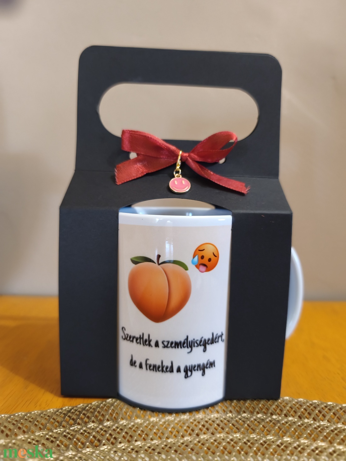 Egyedi bögre Fekete/barna díszdobozban  - otthon & életmód - konyhafelszerelés, tálalás - tálalás - bögre & csésze - Meska.hu