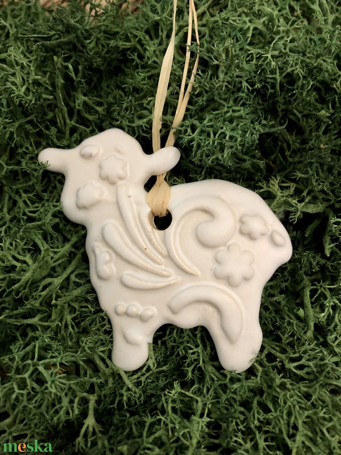 Fehér bárányka kerámia húsvéti függő - ünnepi díszek, dekorációk - húsvéti díszek és dekorációk - húsvéti tojásfadíszek - Meska.hu