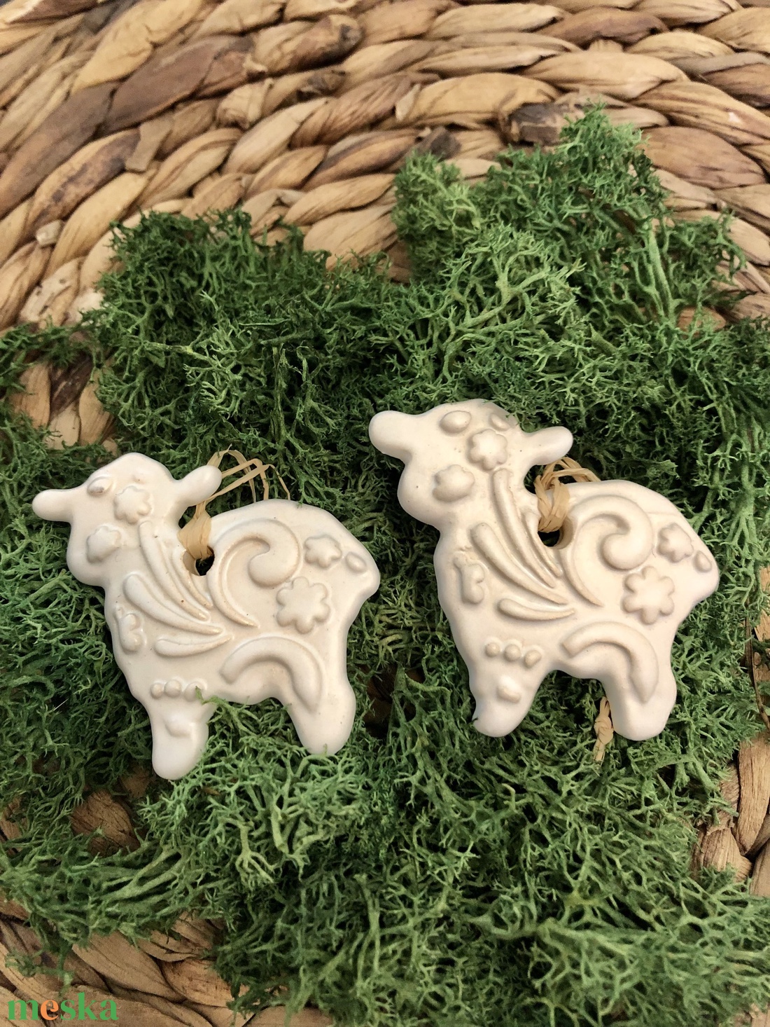 Fehér bárányka kerámia húsvéti függő - ünnepi díszek, dekorációk - húsvéti díszek és dekorációk - húsvéti tojásfadíszek - Meska.hu