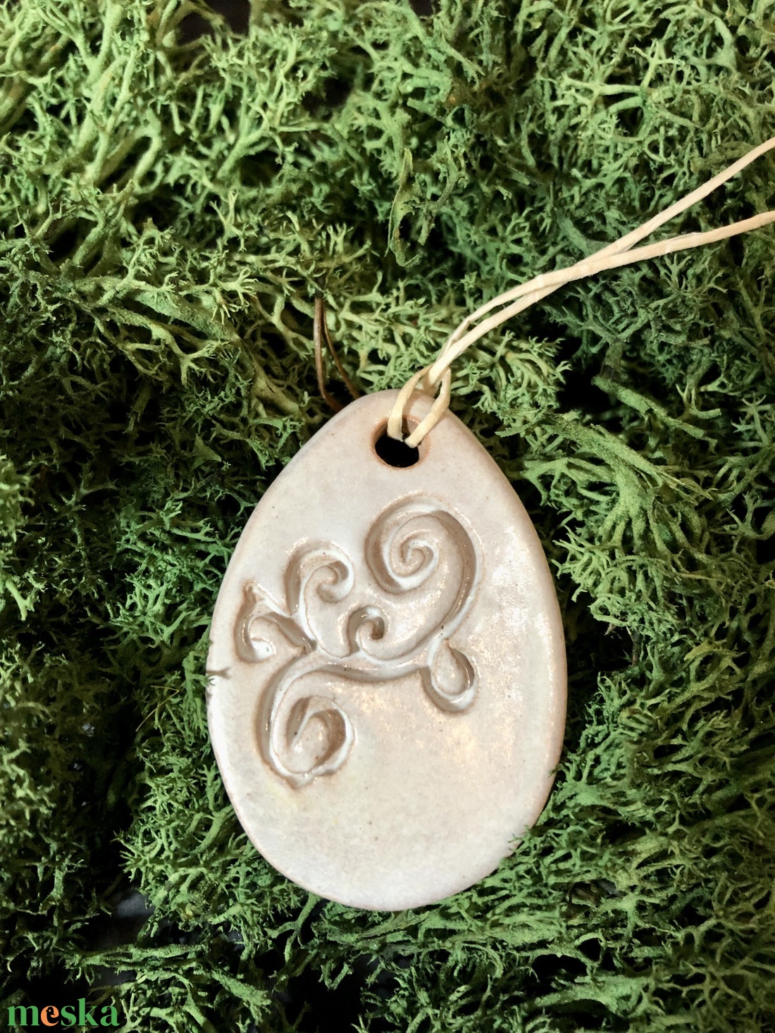 Gyöngyház fehér tojás függő dísz - ünnepi díszek, dekorációk - húsvéti díszek és dekorációk - húsvéti tojásfadíszek - Meska.hu