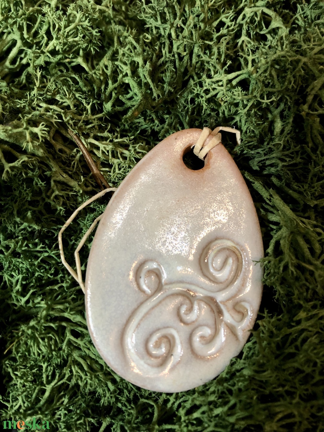 Gyöngyház fehér tojás függő dísz - ünnepi díszek, dekorációk - húsvéti díszek és dekorációk - húsvéti tojásfadíszek - Meska.hu