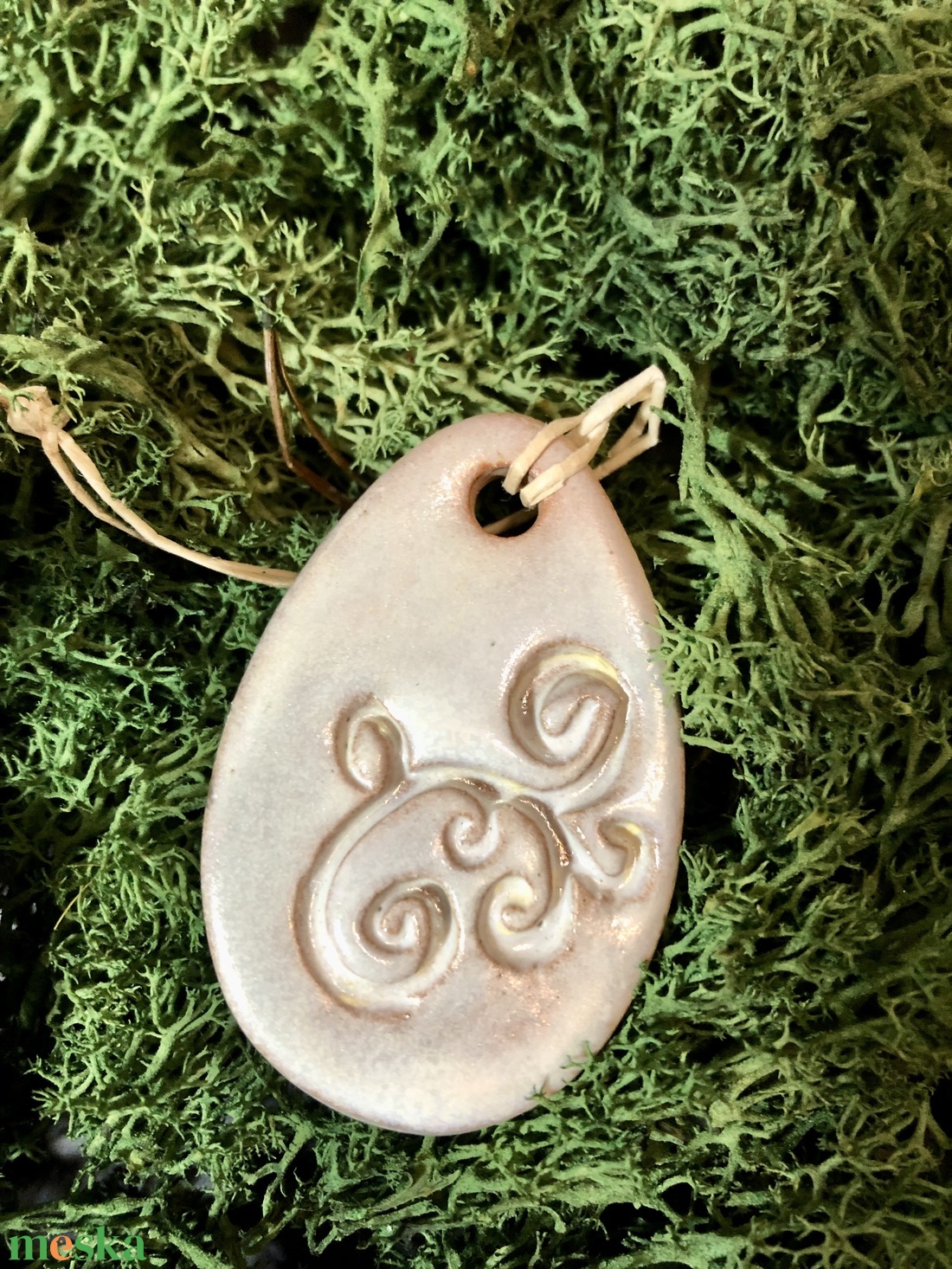 Gyöngyház fehér tojás függő dísz - ünnepi díszek, dekorációk - húsvéti díszek és dekorációk - húsvéti tojásfadíszek - Meska.hu