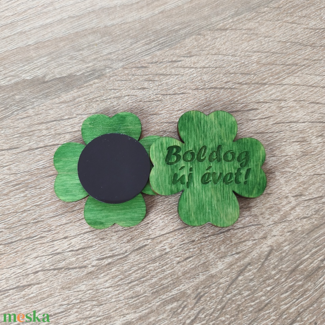 Szerencsehozó lóhere hűtőmágnes � �Boldog új évet! felirattal - otthon & életmód - konyhafelszerelés, tálalás - konyhai dekoráció - hűtőmágnes - Meska.hu