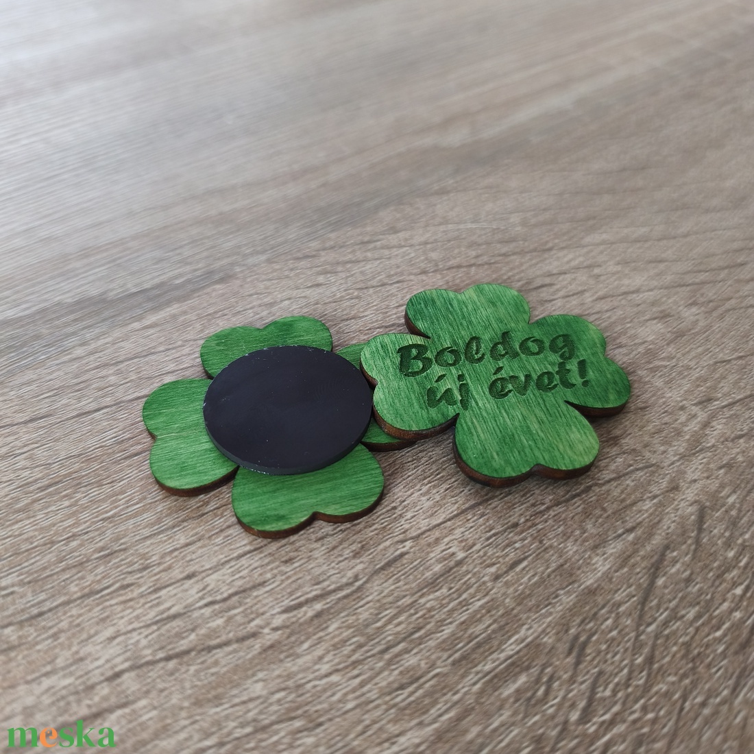 Szerencsehozó lóhere hűtőmágnes � �Boldog új évet! felirattal - otthon & életmód - konyhafelszerelés, tálalás - konyhai dekoráció - hűtőmágnes - Meska.hu