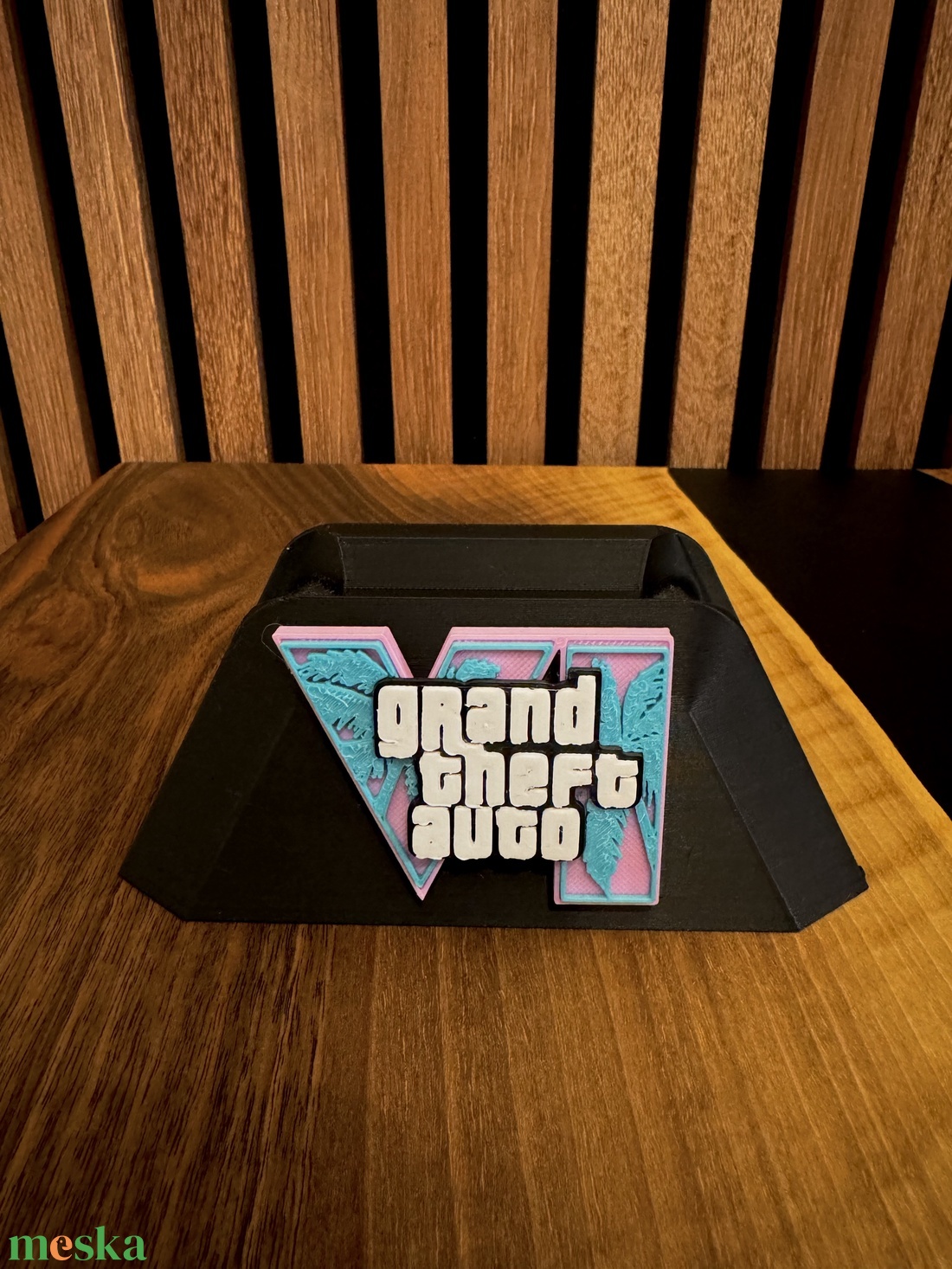 GTA VI stílusú PS5 kontroller tartó - otthon & életmód - tárolás & rendszerezés - íróasztali tároló - Meska.hu