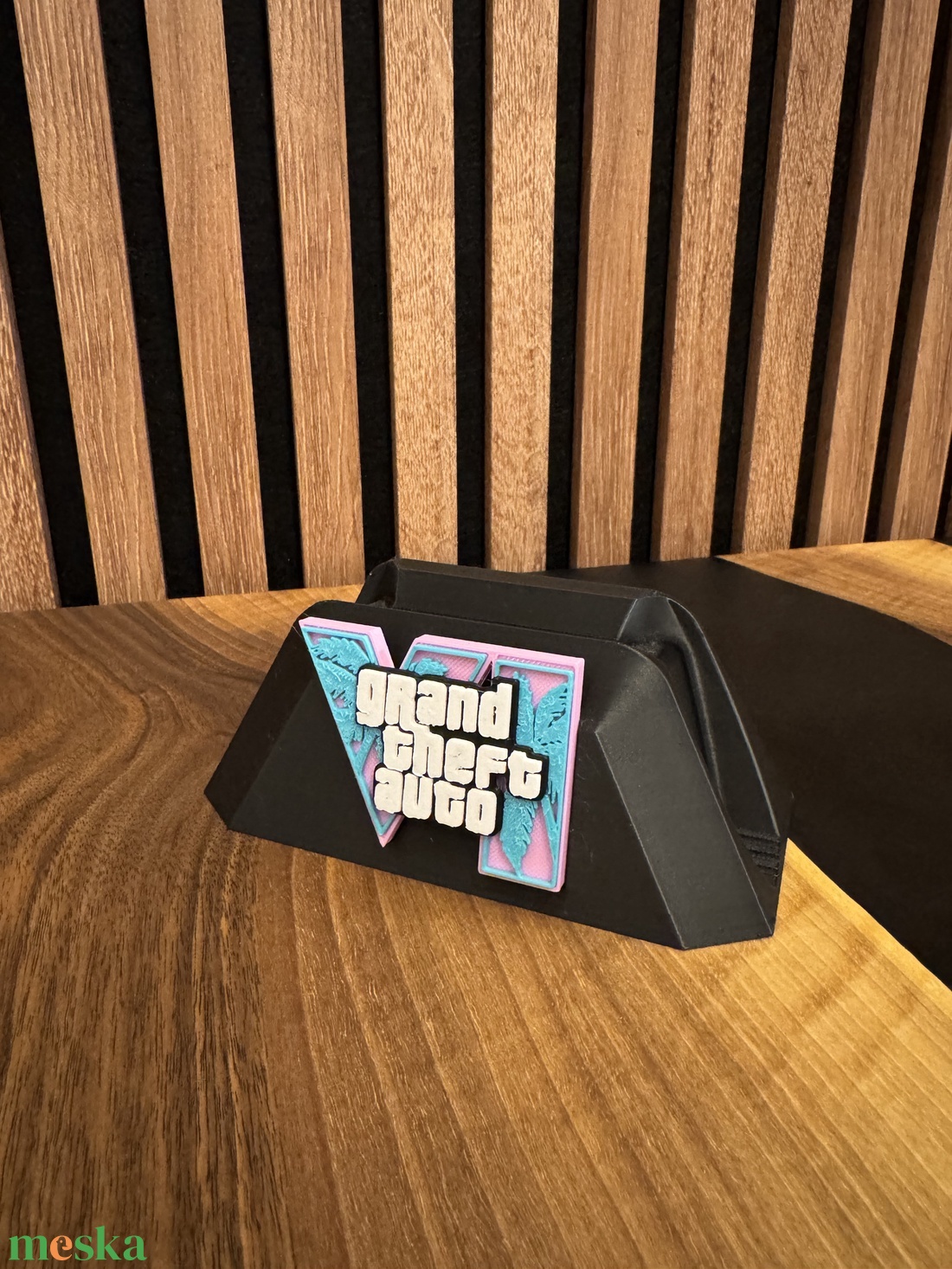 GTA VI stílusú PS5 kontroller tartó - otthon & életmód - tárolás & rendszerezés - íróasztali tároló - Meska.hu