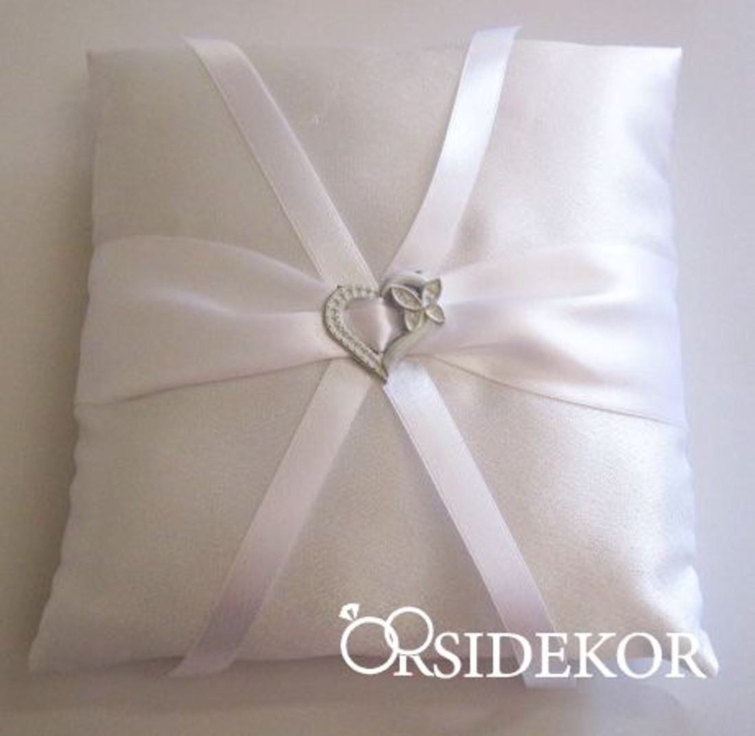 Gyűrűpárna szalaggal és brossal díszítve - esküvő - kiegészítők - gyűrűtartó & gyűrűpárna - Meska.hu Gyűrűpárna szalaggal és brossal díszítve - esküvő - kiegészítők - gyűrűtartó & gyűrűpárna - Meska.hu