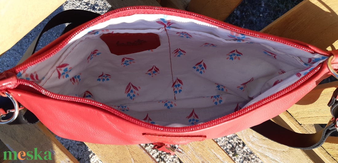 Piros bőr kistáska levehető díszbojttal City XS 003 - táska & tok - kézitáska & válltáska - válltáska - Meska.hu