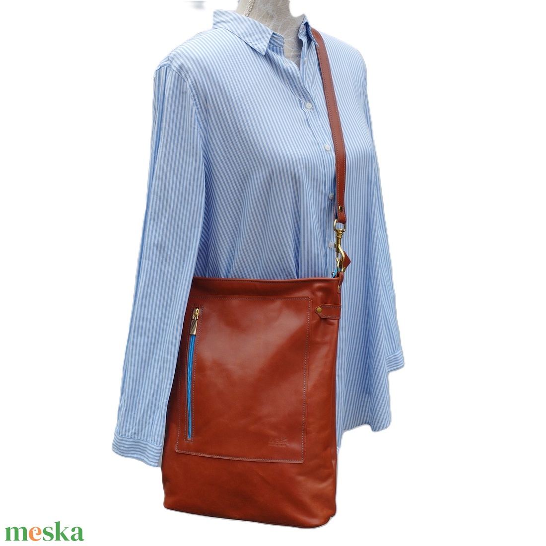 Konyakbarna bőr válltáska kék részletekkel City M 038 - táska & tok - variálható táska - Meska.hu