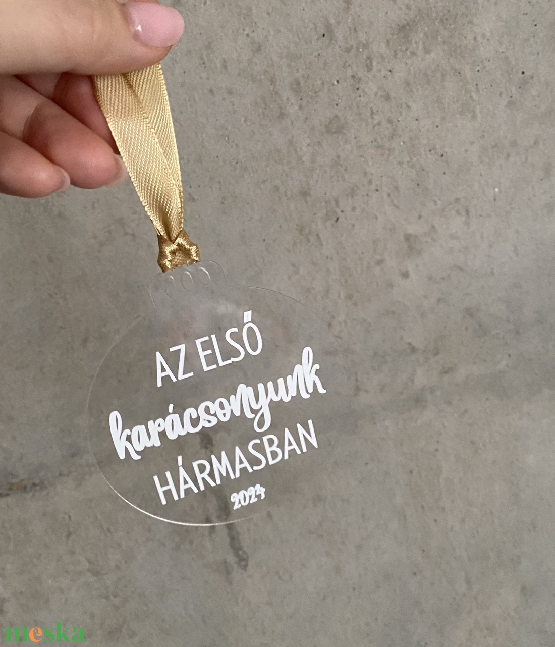 Egyedi Karácsonyi Plexi Kör Dísz  7,5 cm  Személyre szabható 4 sor felirat fehér vinyl matricával - karácsony - karácsonyi lakásdekoráció - karácsonyfadíszek - Meska.hu