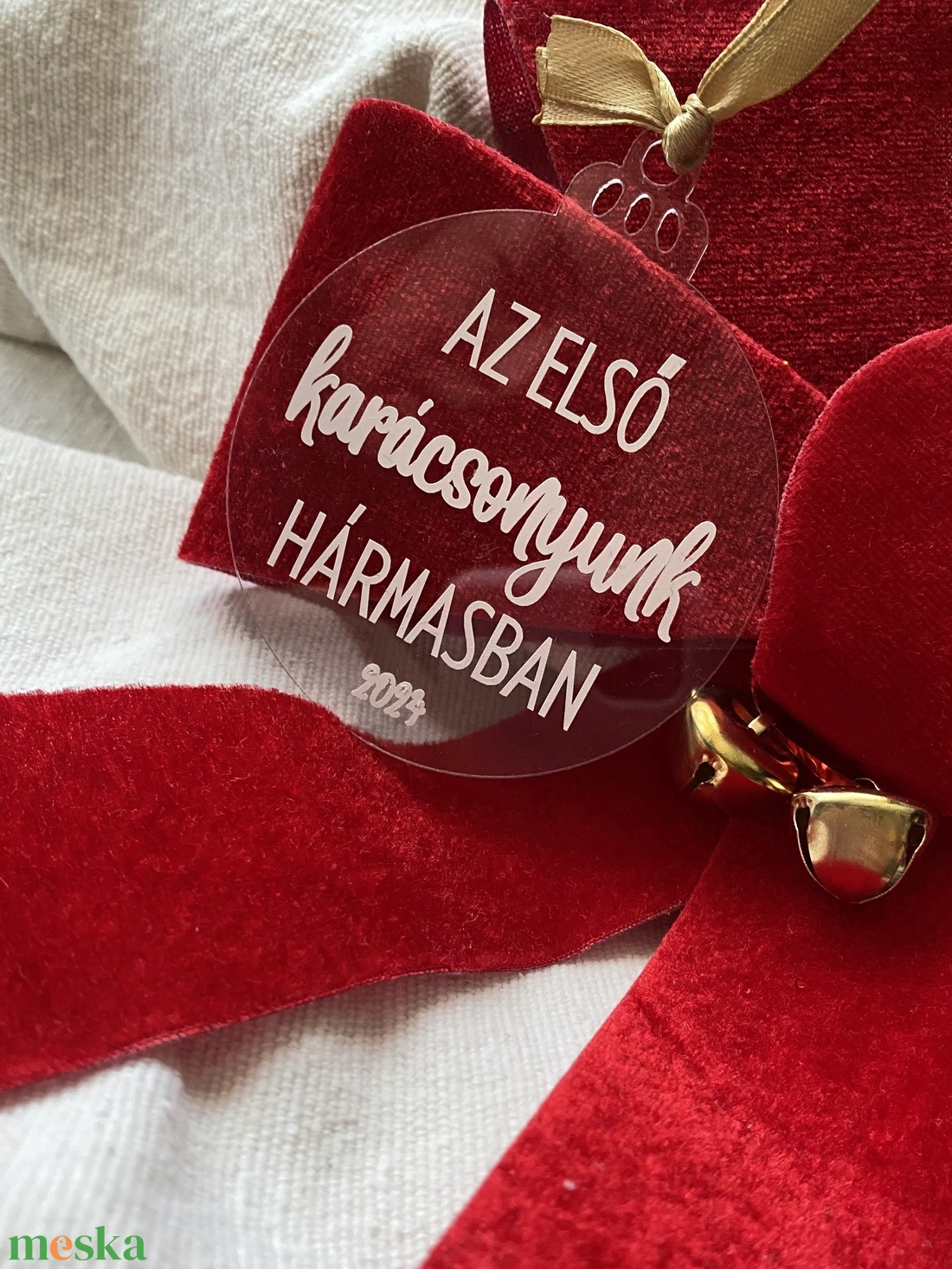 Egyedi Karácsonyi Plexi Kör Dísz  7,5 cm  Személyre szabható 4 sor felirat fehér vinyl matricával - karácsony - karácsonyi lakásdekoráció - karácsonyfadíszek - Meska.hu