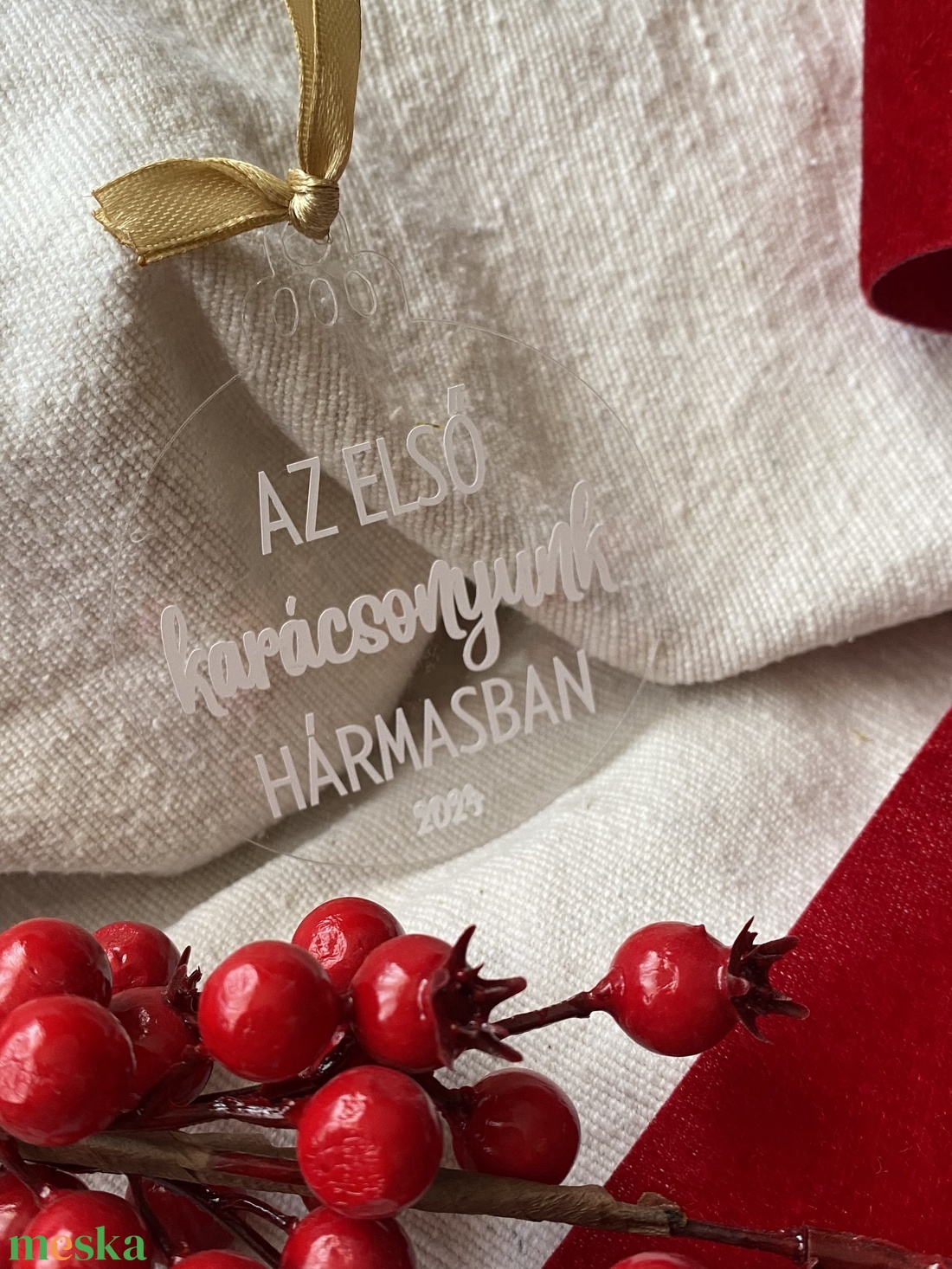 Egyedi Karácsonyi Plexi Kör Dísz  7,5 cm  Személyre szabható 4 sor felirat fehér vinyl matricával - karácsony - karácsonyi lakásdekoráció - karácsonyfadíszek - Meska.hu
