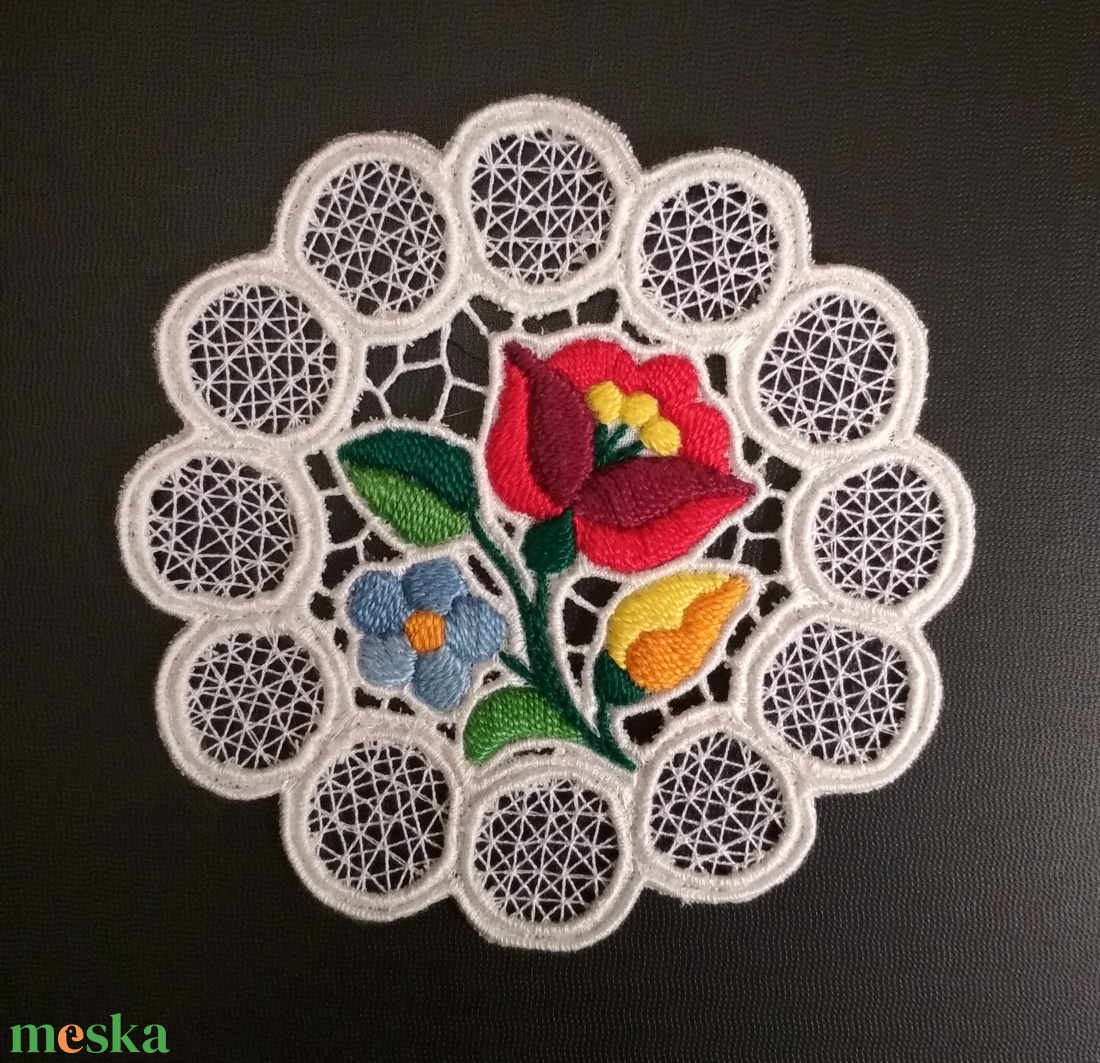 Mini riseliő csipke kalocsai virágokkal, minimál szegéllyel - otthon & életmód - dekoráció - asztal és polc dekoráció - horgolt & csipketerítő - Meska.hu