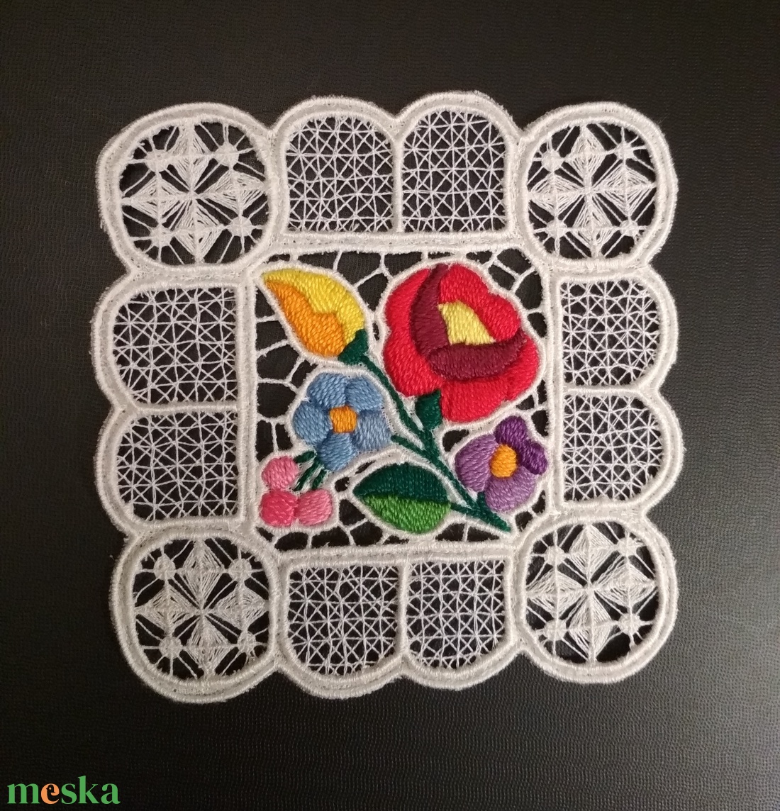 Riseliő csipke kalocsai virágokkal, négyzetes - otthon & életmód - dekoráció - asztal és polc dekoráció - horgolt & csipketerítő - Meska.hu