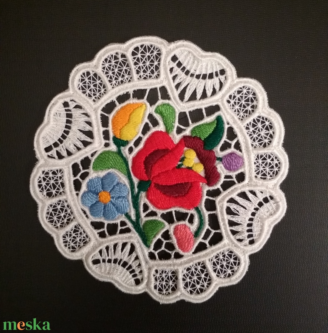 Riseliő csipke kalocsai virágokkal, szív motívummal - otthon & életmód - dekoráció - asztal és polc dekoráció - horgolt & csipketerítő - Meska.hu