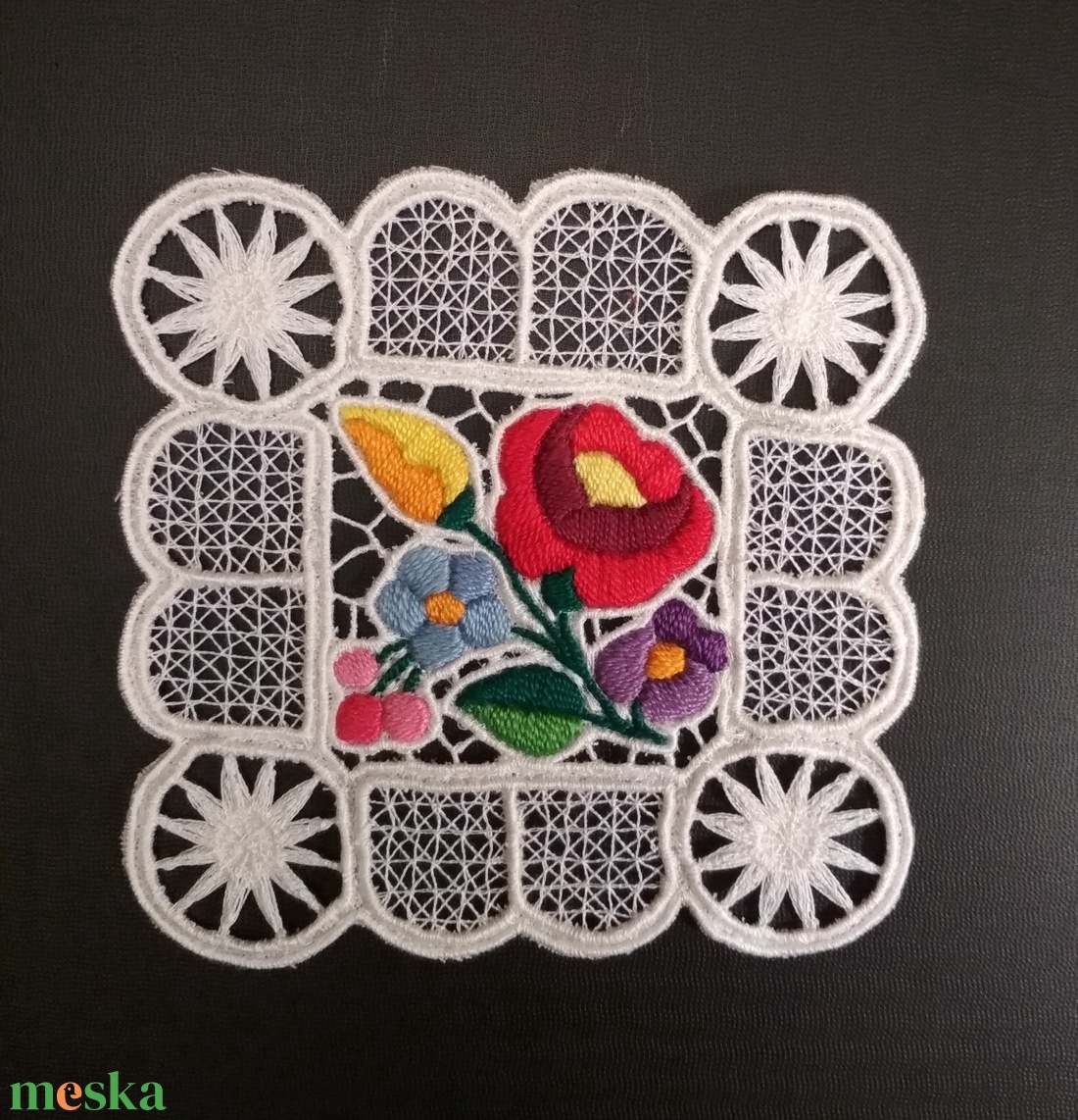 Riseliő csipke kalocsai virágokkal, négyzetes - otthon & életmód - dekoráció - asztal és polc dekoráció - horgolt & csipketerítő - Meska.hu