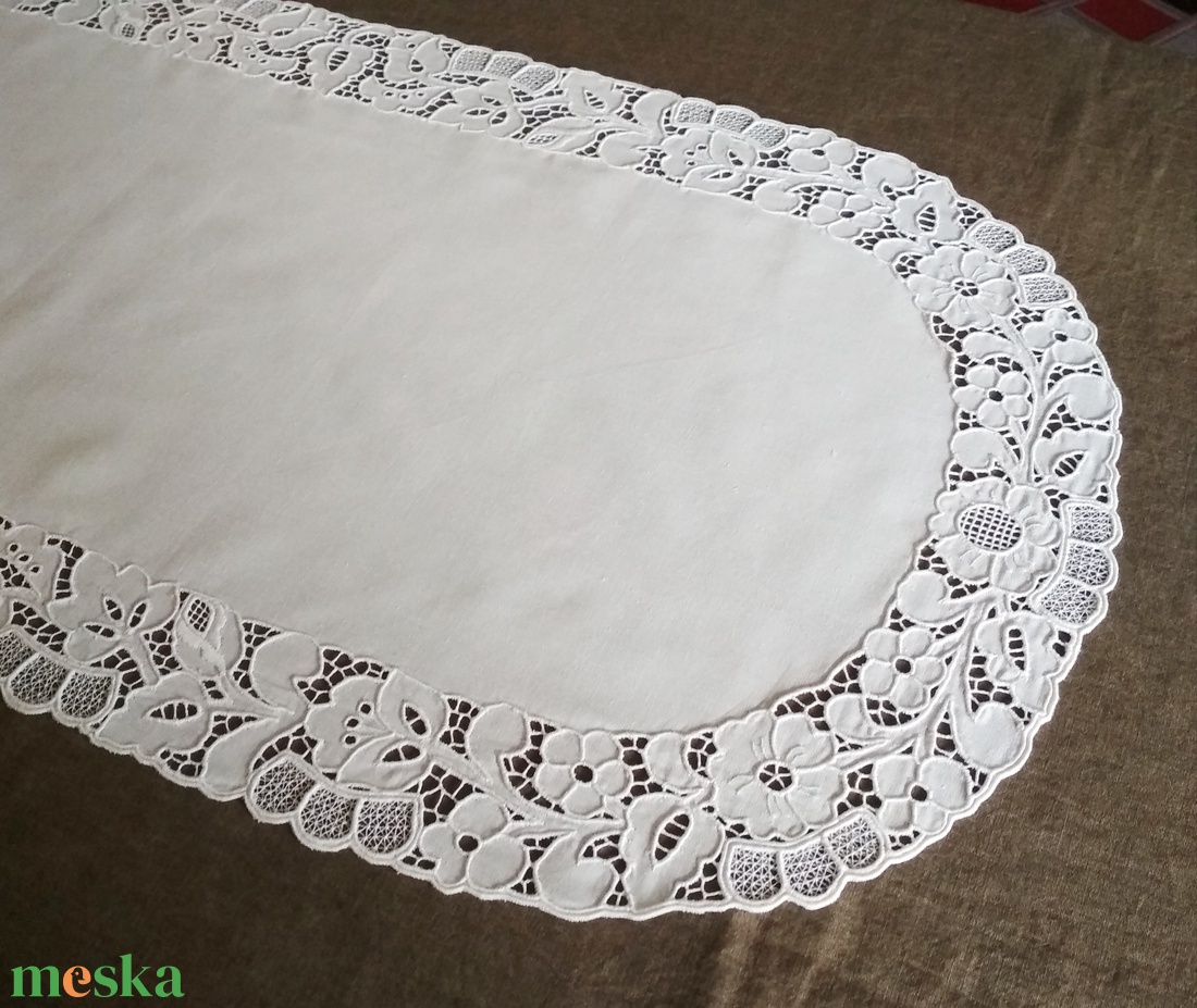 Asztali futó terítő fehérriseliő szegéllyel - otthon & életmód - dekoráció - asztal és polc dekoráció - horgolt & csipketerítő - Meska.hu