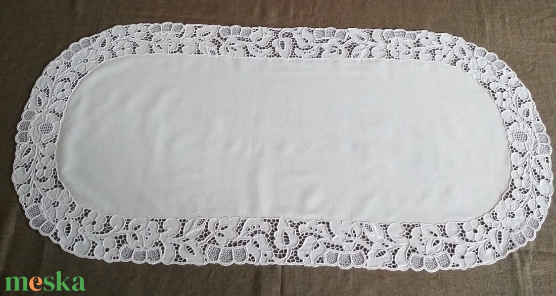 Asztali futó terítő fehérriseliő szegéllyel - otthon & életmód - dekoráció - asztal és polc dekoráció - horgolt & csipketerítő - Meska.hu