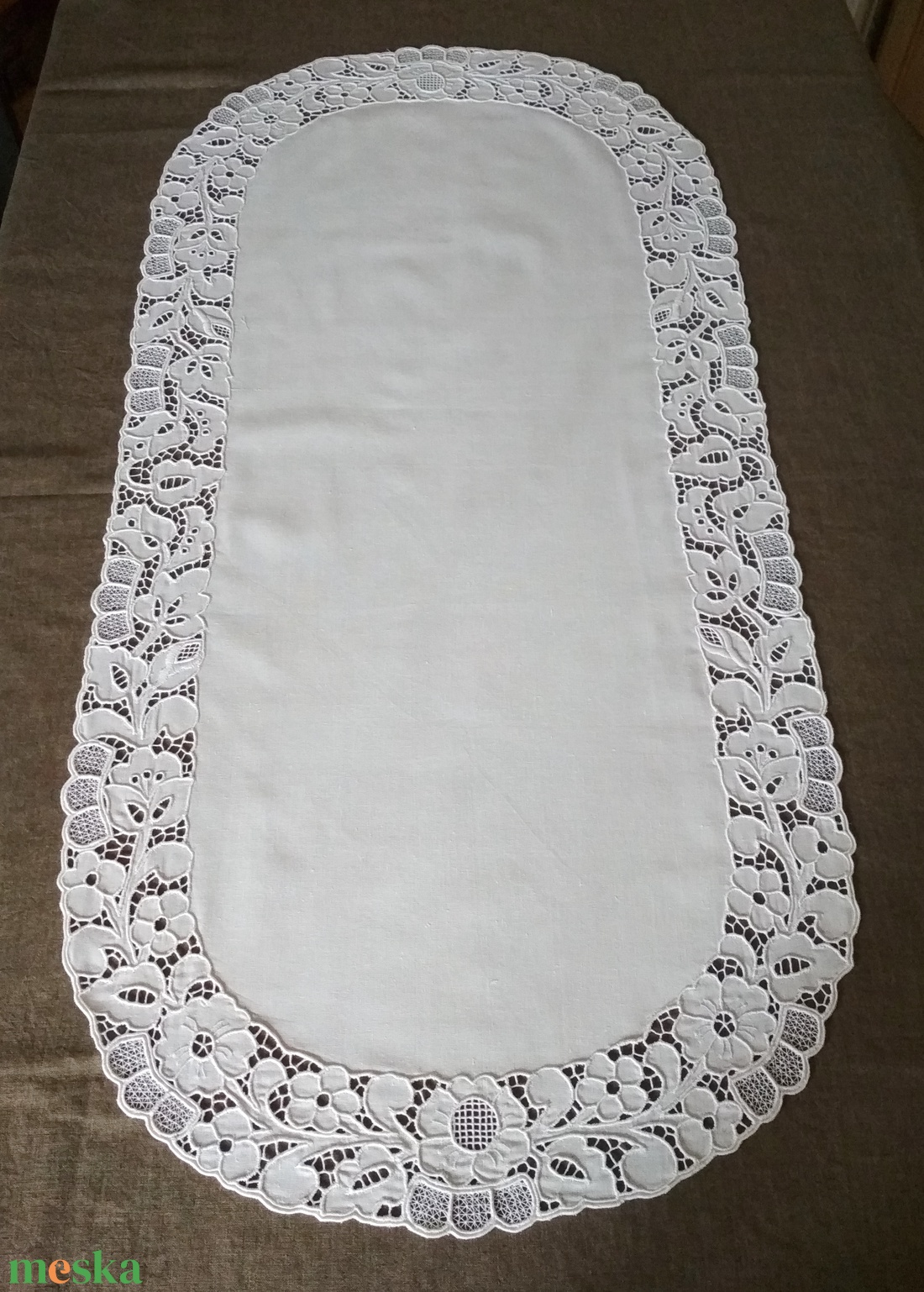 Asztali futó terítő fehérriseliő szegéllyel - otthon & életmód - dekoráció - asztal és polc dekoráció - horgolt & csipketerítő - Meska.hu
