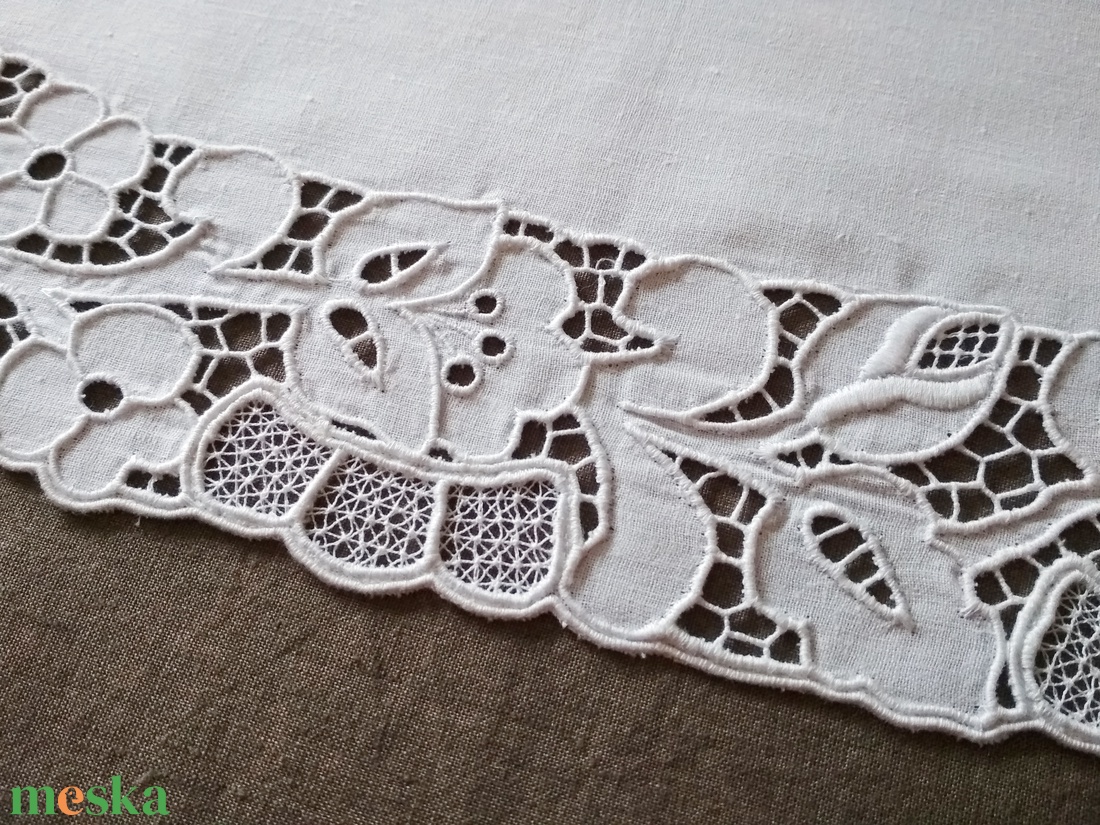 Asztali futó terítő fehérriseliő szegéllyel - otthon & életmód - dekoráció - asztal és polc dekoráció - horgolt & csipketerítő - Meska.hu