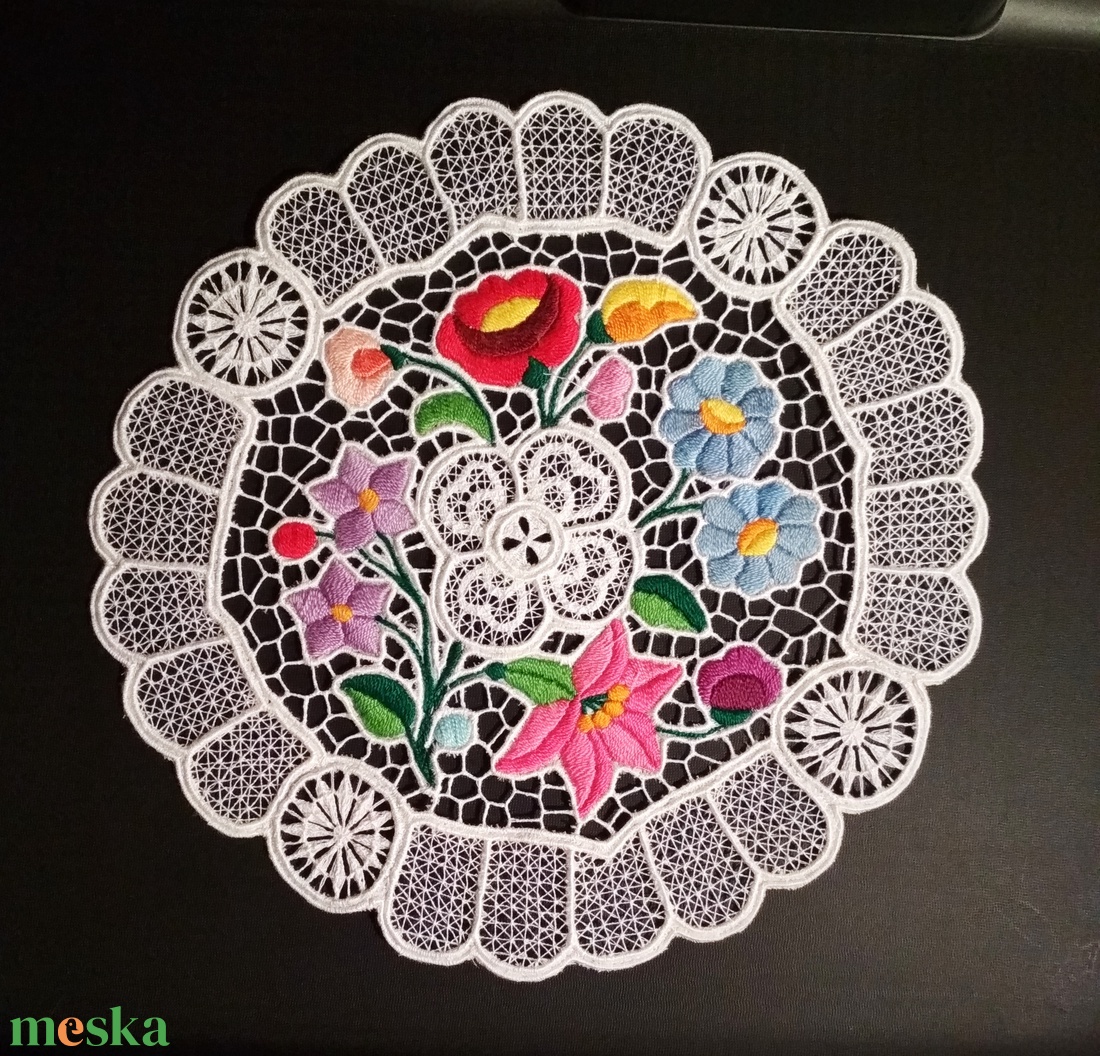 Riseliő csipke kalocsai virágokkal, csillagvirágos - otthon & életmód - dekoráció - asztal és polc dekoráció - horgolt & csipketerítő - Meska.hu