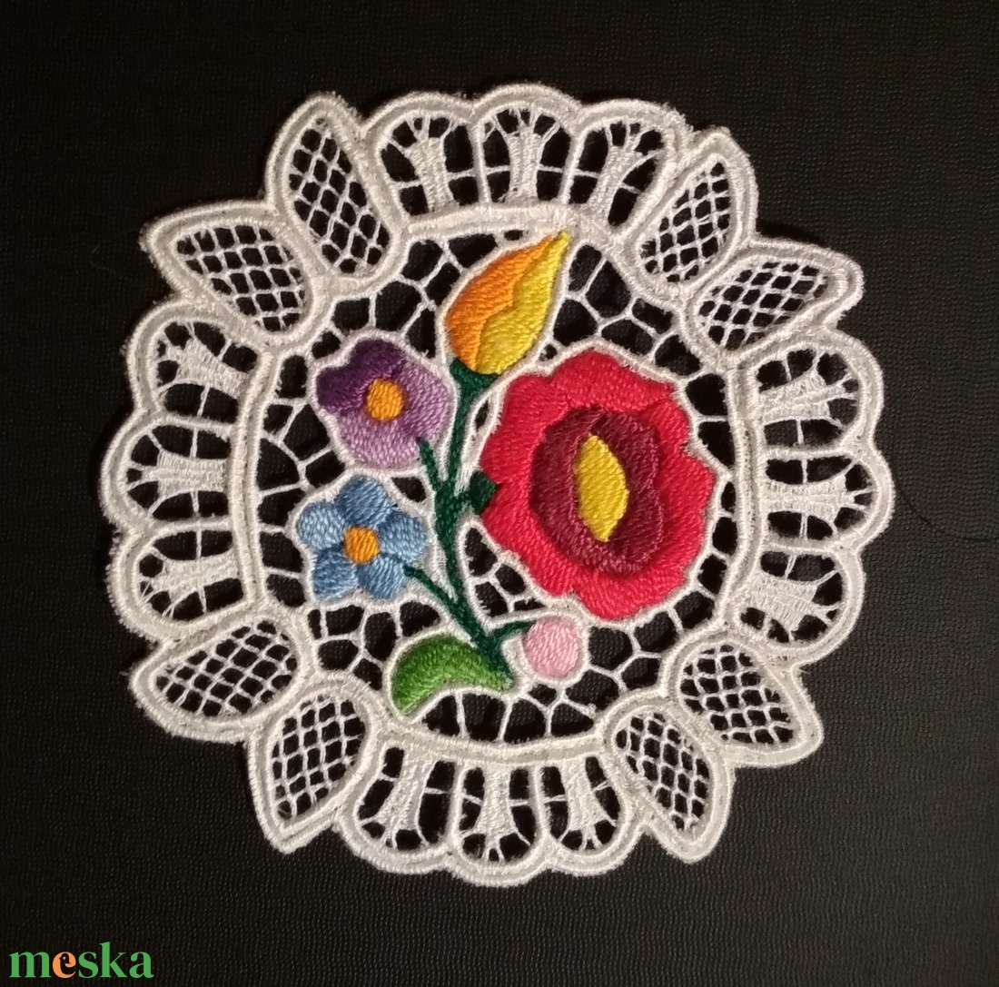 Riseliő csipke kalocsai virágokkal, tulipános - otthon & életmód - dekoráció - asztal és polc dekoráció - horgolt & csipketerítő - Meska.hu