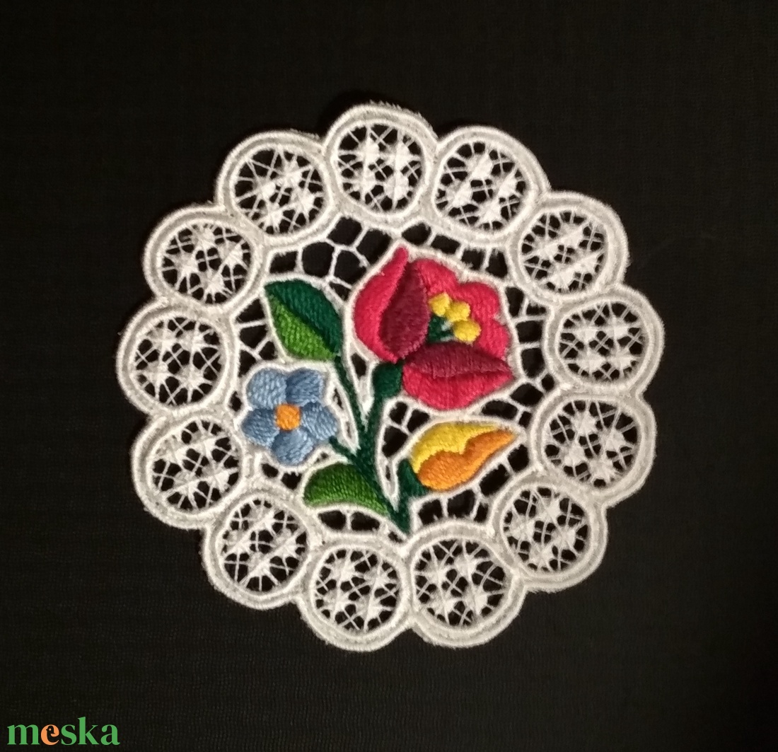 Mini riseliő csipke kalocsai virágokkal - otthon & életmód - dekoráció - asztal és polc dekoráció - horgolt & csipketerítő - Meska.hu