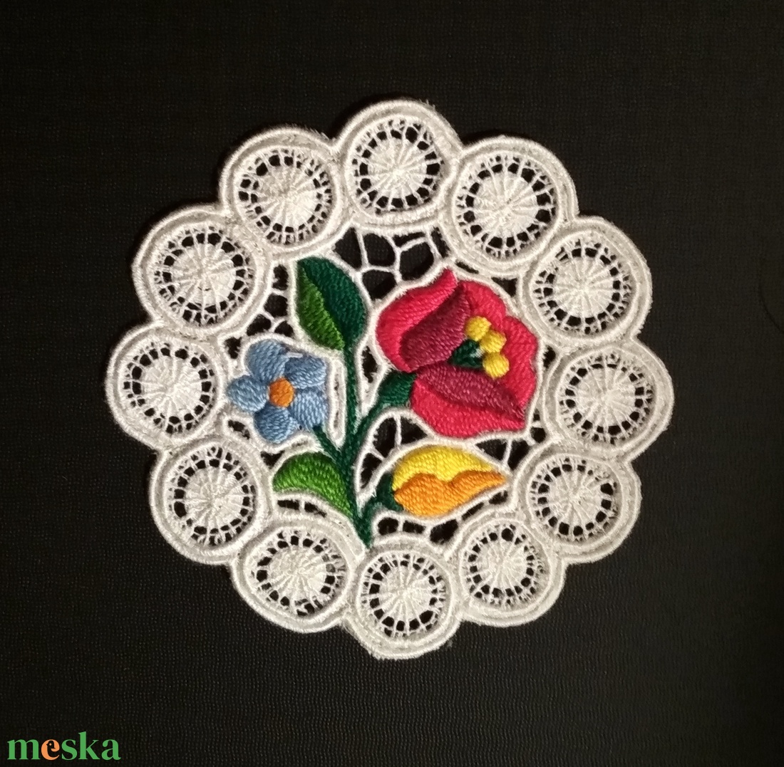 Mini riseliő csipke kalocsai virágokkal - otthon & életmód - dekoráció - asztal és polc dekoráció - horgolt & csipketerítő - Meska.hu